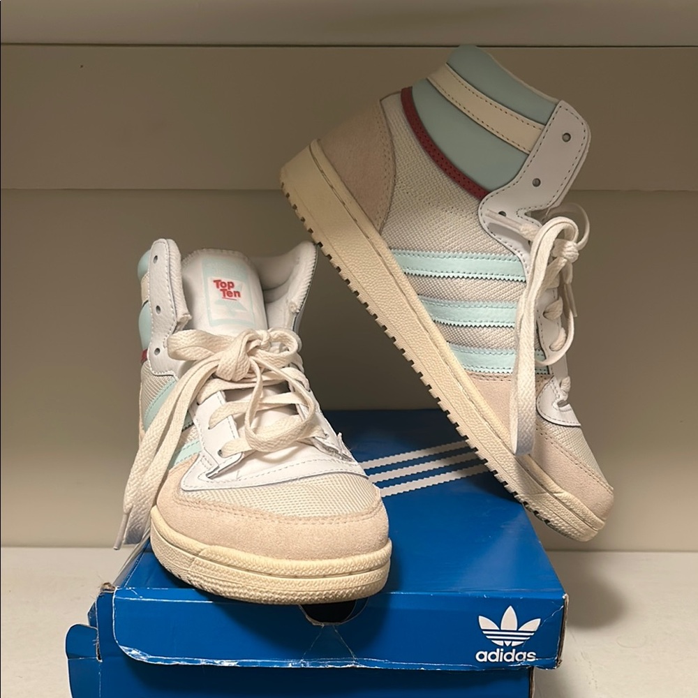 NWB Adidas Top Ten RB Sneaker
GV6626 Cloud White/Cream
White men or women